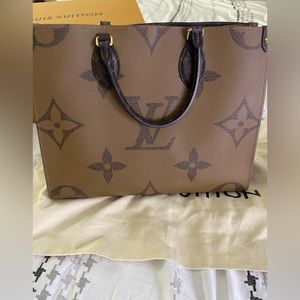Louis Vuitton On The Go MM 🚩SOLD🚩